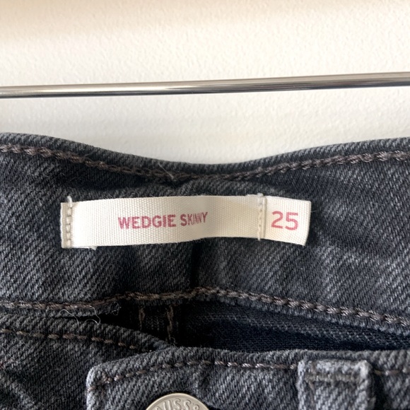 Levi’s, faded black Wedgie skinny ankle cut denim in size 25 - Picture 4 of 13
